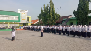 MTsN 3 Sidoarjo Gelar Upacara Bendera, Tekankan Pentingnya Adab